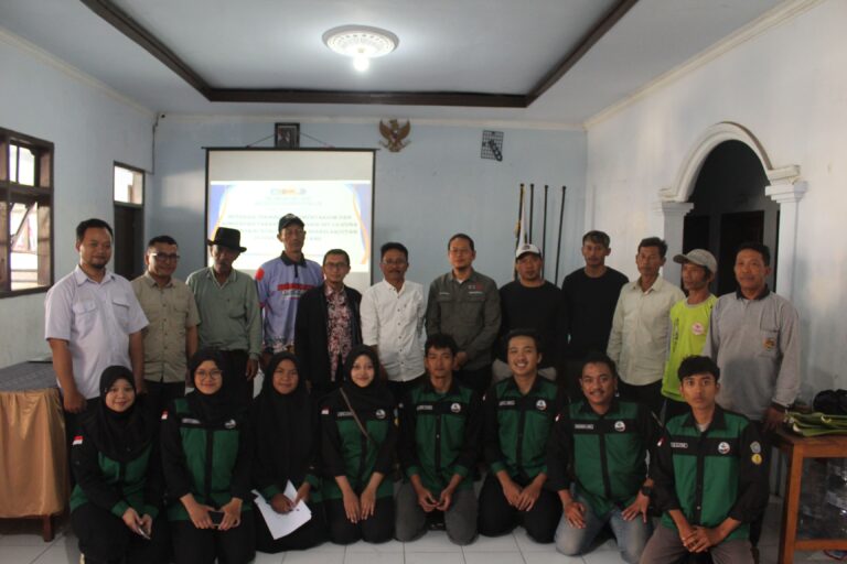 Mahasiswa UMM Dampingi Petani Desa Bocek dalam Pembuatan Biopestisida Alami